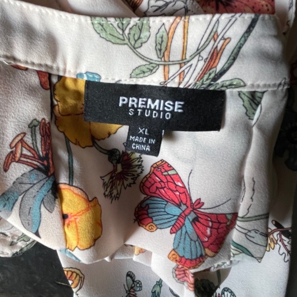 Premise Blouse 
Size XL - Picture 6 of 6